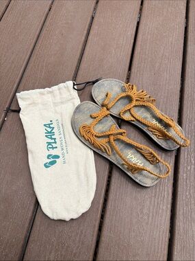 Plaka leaf flat sandals for women  Size 8
